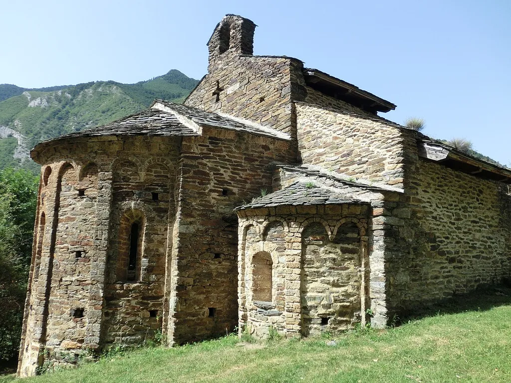 Absis de l'església del monestir de Sant Pere del Burgal (la Guingueta d'Àneu, Pallars Sobirà, Catalunya)