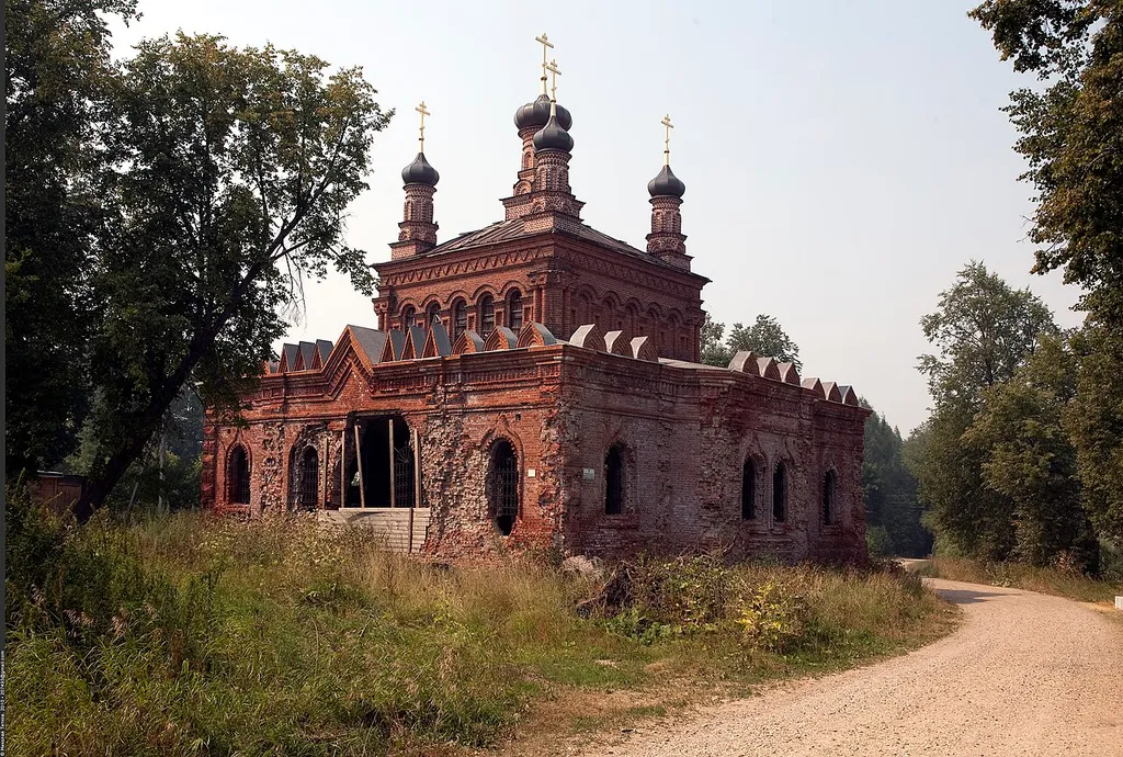 Храм Покрова Пресвятой Богородицы в селе Кикино. Кирпичная церковь в псевдорусском стиле, построенная в 1909—1912 годы. Пятиглавый четверик с пониженными боковыми приделами (не были освящены). Закрыта в 1930-х годах. В настоящее время пустует. Ремонтируется.