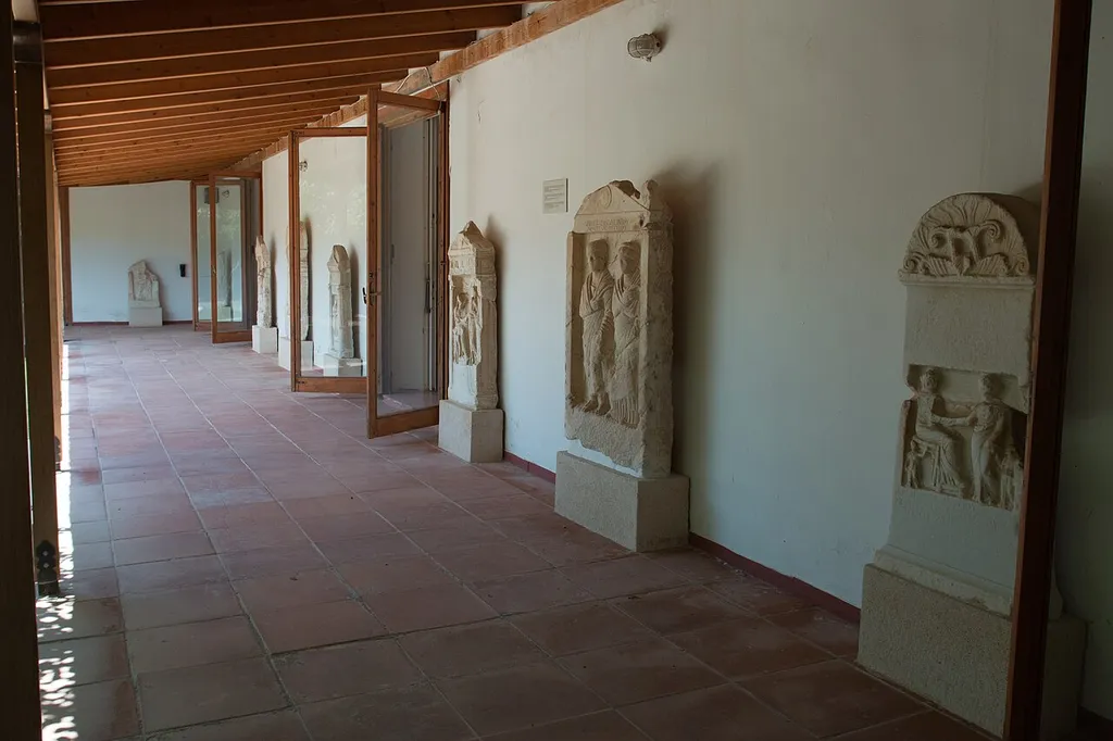 Archeologické muzeum na Aigině. Římské náhrobky v lapidáriu.