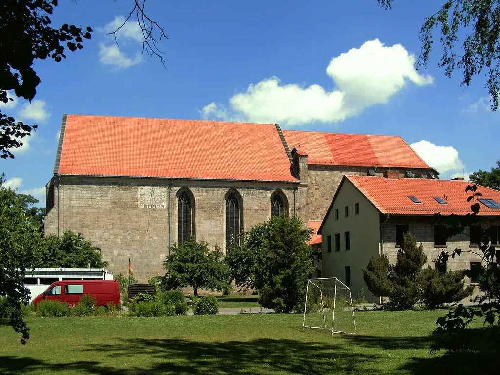 Katholische Kirche St. Andreas in Halberstadt, rechts im Bild das Franziskanerkloster, links im Bild die Wärmestube für Obdachlose