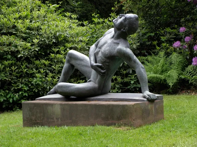 Sterbender Krieger, Bronzeplastik auf dem Barmer Ehrenfriedhof, Lönsstraße, Wuppertal Barmen errichtet 1923