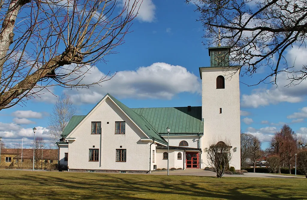Emmaboda Church. The building was built in 1926 by architect George Pauli, and was initially a parish house. in 1941, a redevelopment, designed by architect Paul Boberg, when the parish house was converted into a church.