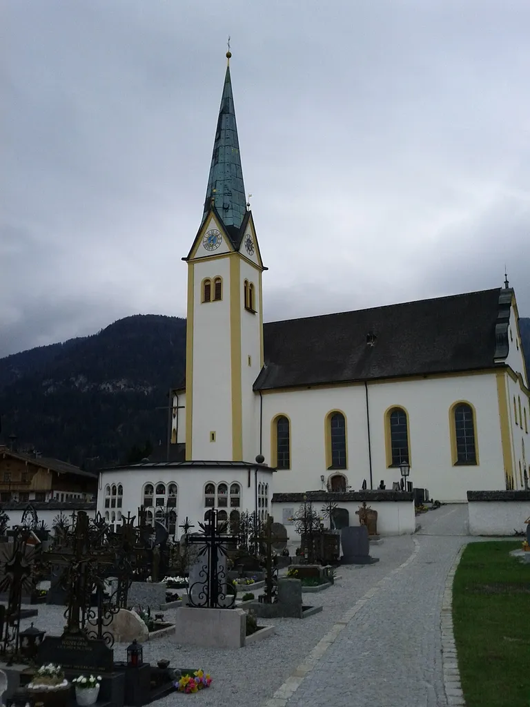 Katholische Pfarrkirche Mariä Himmelfahrt und Friedhof mit Kriegerdenkmal - Dorfstraße, Kundl