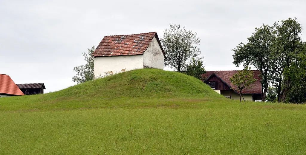 The tumulus Tschoneggerkogel in Goldes, municipality of Großklein, is part of the Hallstatt necropolis at the Burgstallkogel.