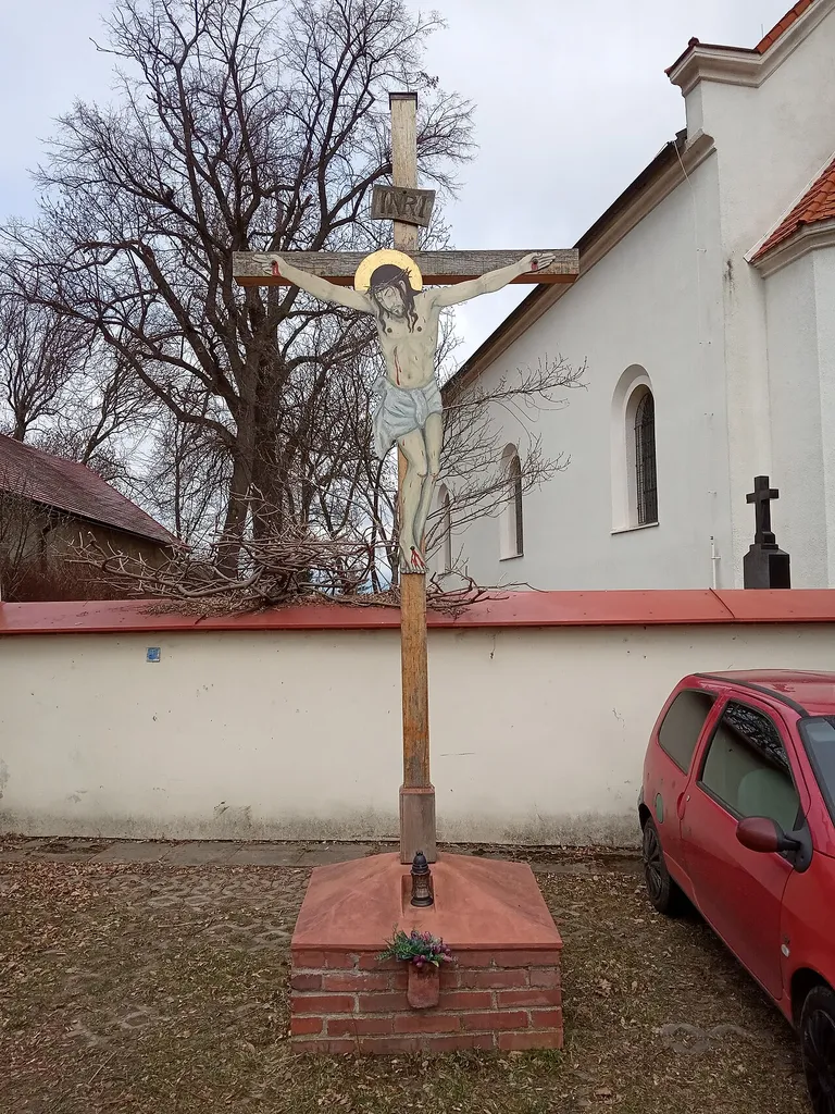 Čestlice - Na návsi, kříž před kostelem sv. Prokopa