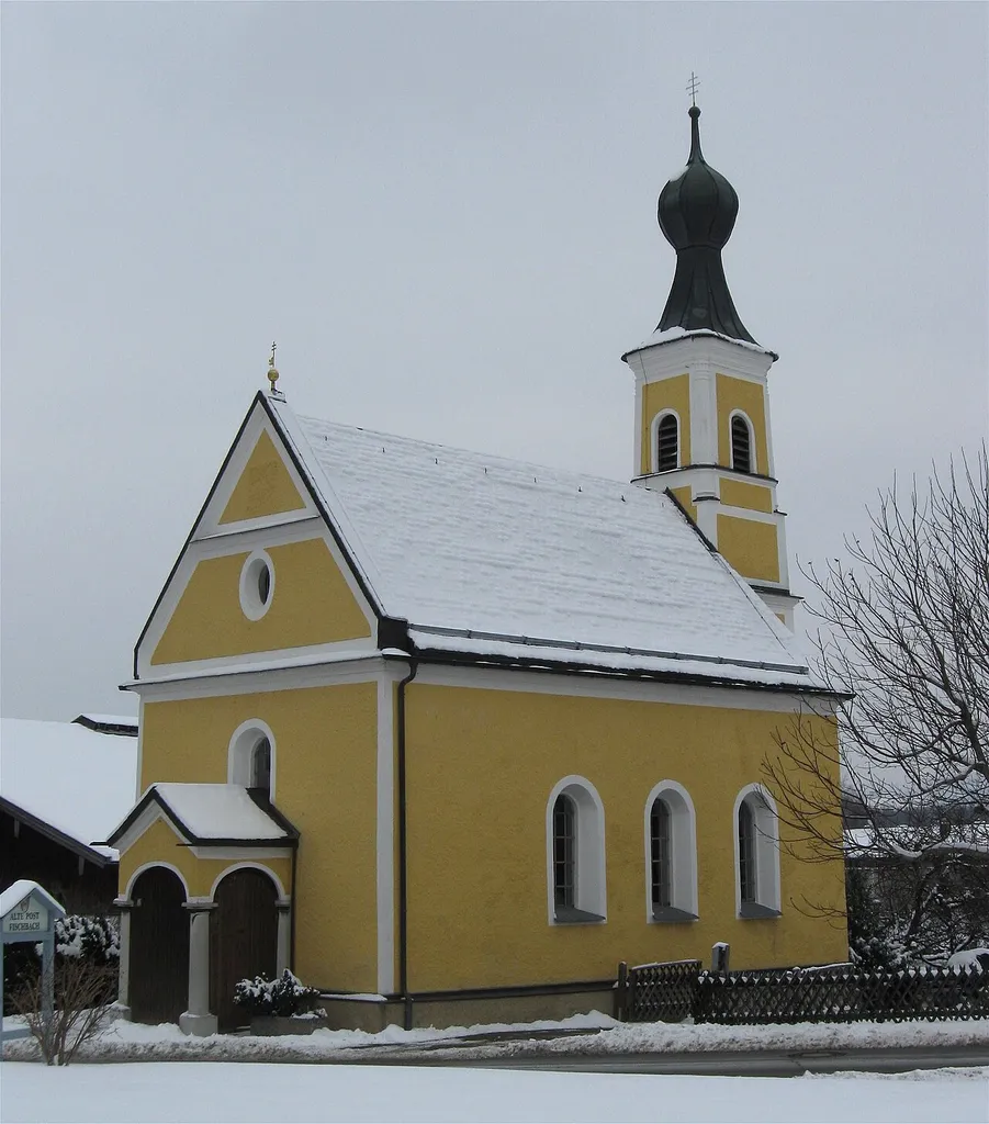 Kufsteiner Straße 91, Fischbach; kath. Kirche St. Johann Ev., Nachbarock, 1823; mit Ausstattung.