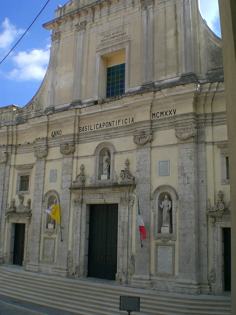 Facciata della concattedrale di Santa Maria della pace di Campagna