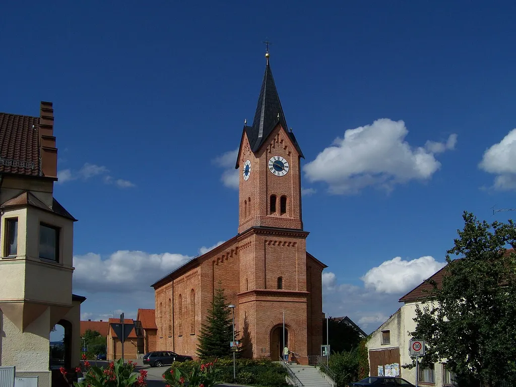 Teisbach, Kirchplatz 10. Katholische Pfarrkirche St. Vitus. Neuromanische Saalkirche mit eingezogenem Chor und Südturm, Backsteinbau von Johann Bernlochner, 1849; mit Ausstattung.