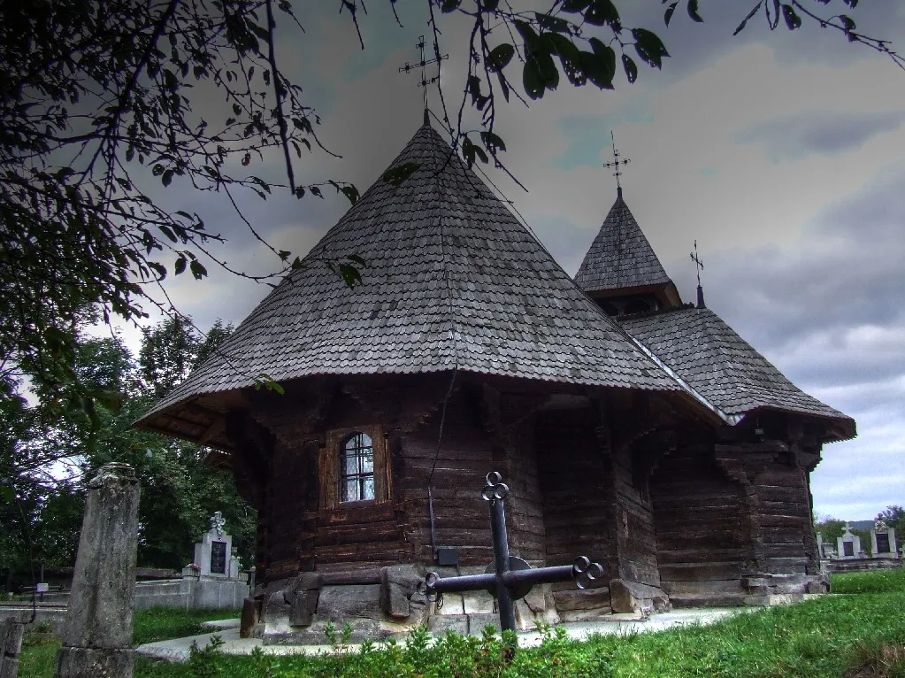 Biserica de lemn din Reghin, vedere din nord-vest.