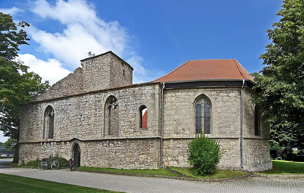 Kirchenruine Katharinenberg mit der neuen Kapelle rechts