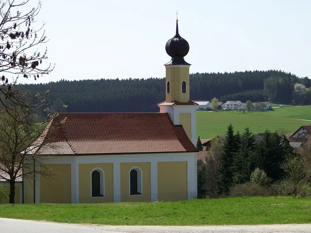 Essenbach, Unterunsbach. Kleiner Bau des 18. Jahrhunderts, Westturm mit Kuppel; mit Ausstattung.