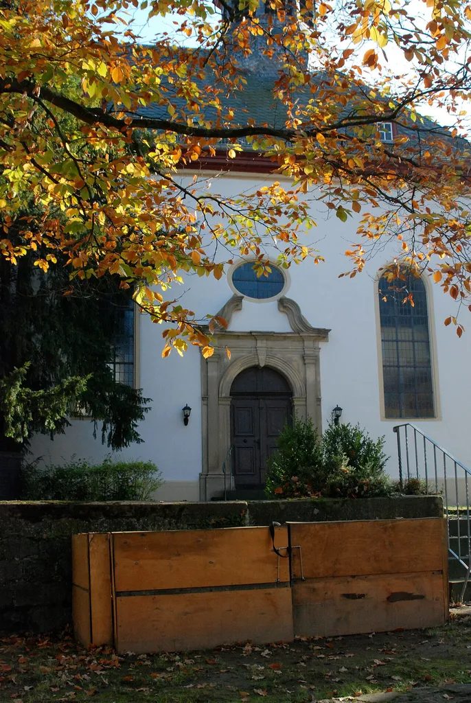 Rommersheim, Gemeinde Wörrstadt; Blick auf evangelische Kirche (1733-51) von der Kegelbahnstraße, Rommersheim
