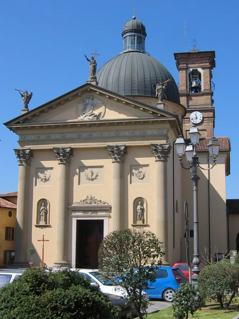 Facciata della chiesa parrochiale. Pontirolo Nuovo, Italy