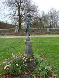 Eijsden Castle: statue on pedestal