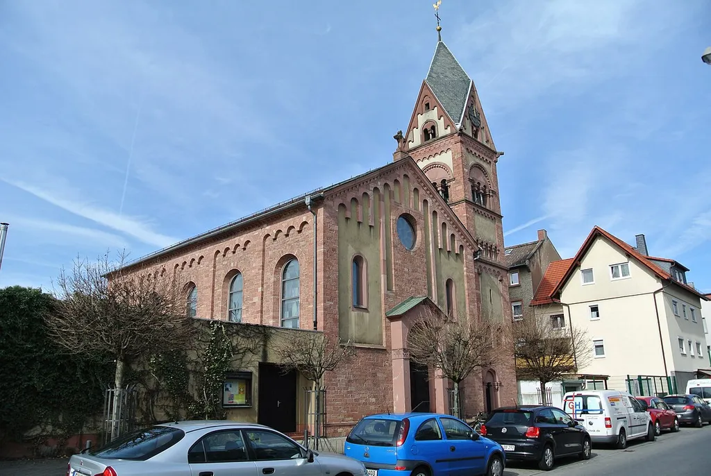 Evangelische Segenskirche in Frankfurt-Griesheim, Alte Falterstraße 6, neoromanische Hallenkirche von Heinrich Burnitz, 1865, Baudenkmal, von Südosten