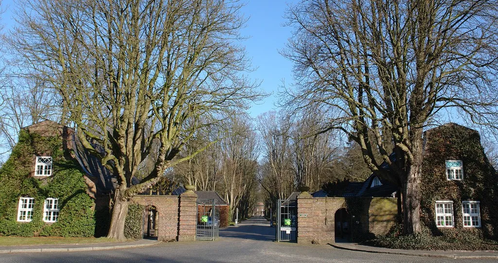 Haupteingang (Osterholzer Heerstraße) zum Osterholzer Friedhof in Bremen