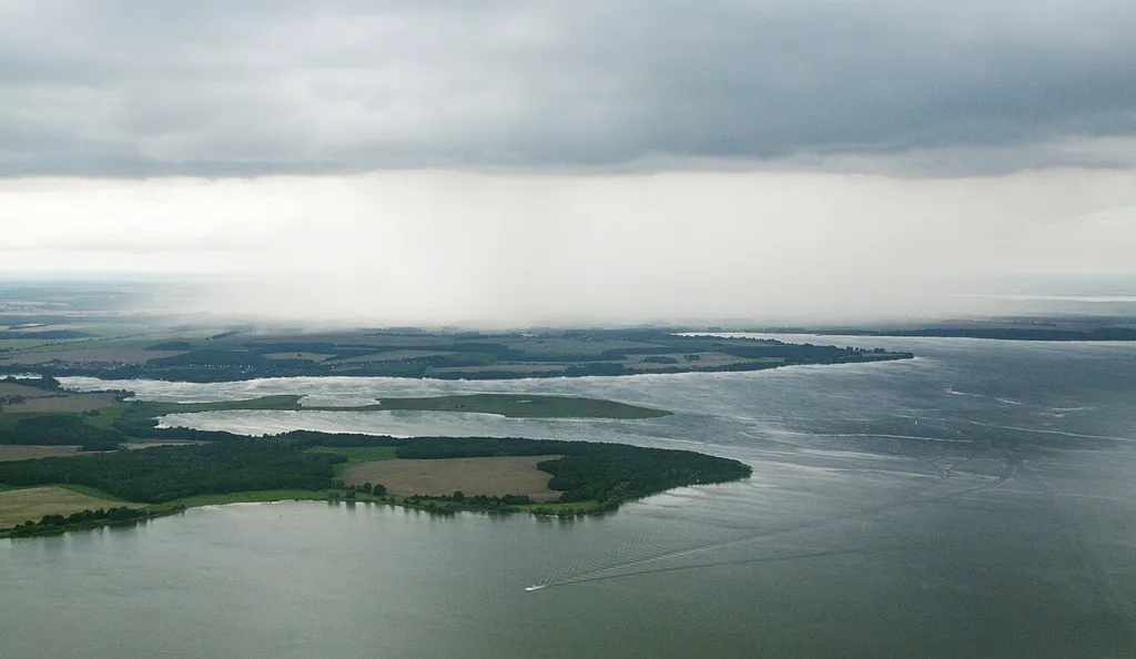 Fotoflug Waren (Müritz) und Umgebung: Müritz mit Naturschutzgebiet Großer Schwerin mit Steinhorn