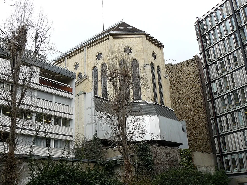 Chevet de l'église Saint-Ignace (1855), rue de Sèvres, Paris, 7e arrondissement. L'église n'a pas de façade sur la rue. Le chevet n'est visible que depuis le jardin de l'École des Hautes Études des Sciences Sociales (à droite sur la photo).