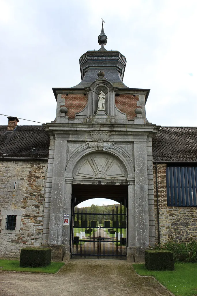 Le porche d'entrée de l'ancienne Abbaye de Grandpré