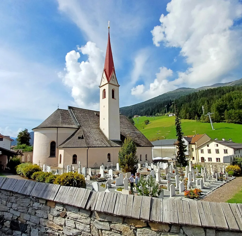 Pfarrkirche St. Valentin in der Gemeinde Graun mit Friedhof This media shows the cultural heritage monument with the number 15012 in South Tyrol. (Wikidata)