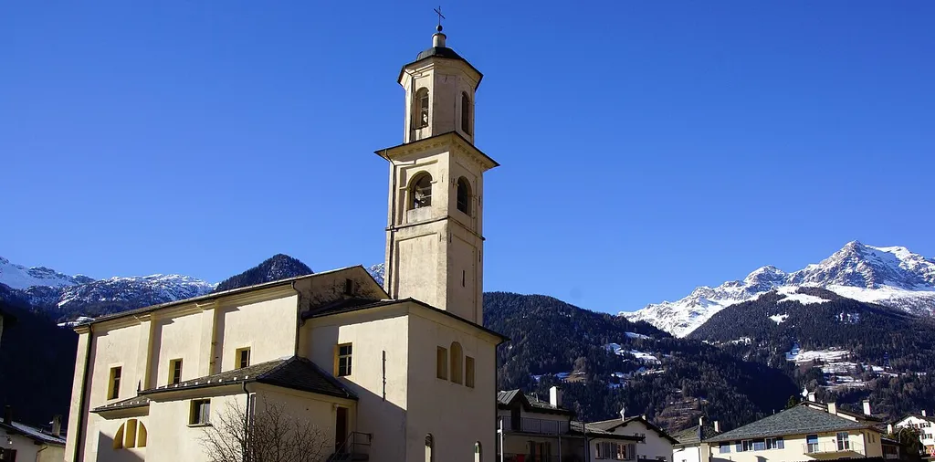 Vista esterna della chiesa parrocchiale di San Bernardo di Chiaravalle a Prada