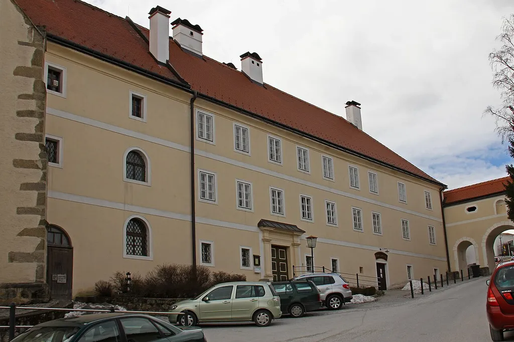 Schlichter Barockbau, ehemaliges Kloster, Grundsteinlegung 1698, heute auch Standort von 2 Museen