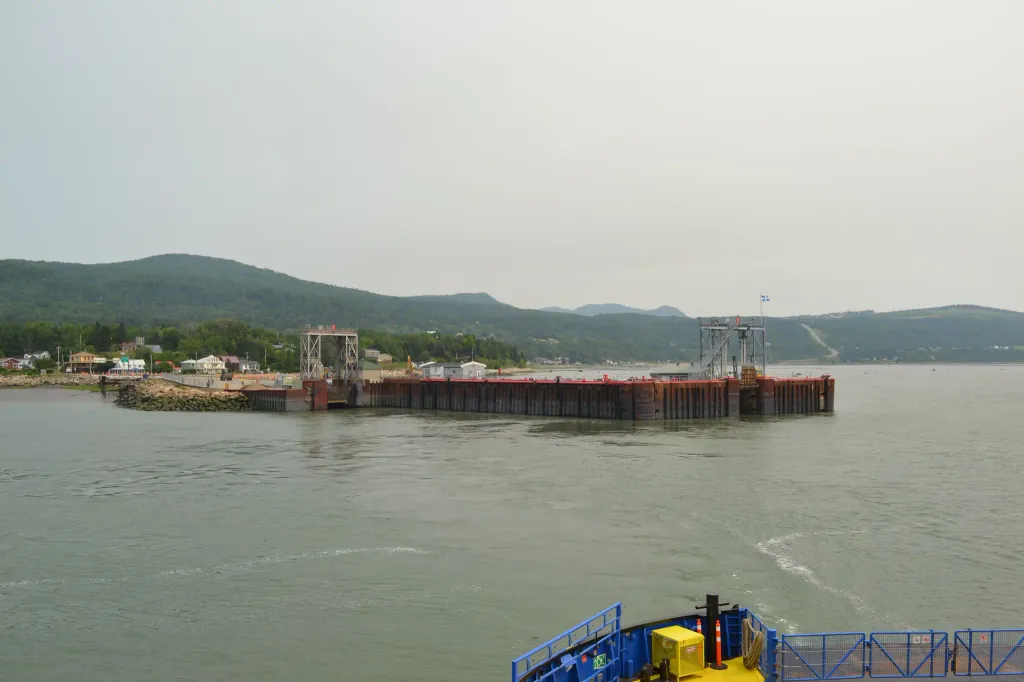 Quai sur le fleuve St-Laurent aux Éboulements, Québec