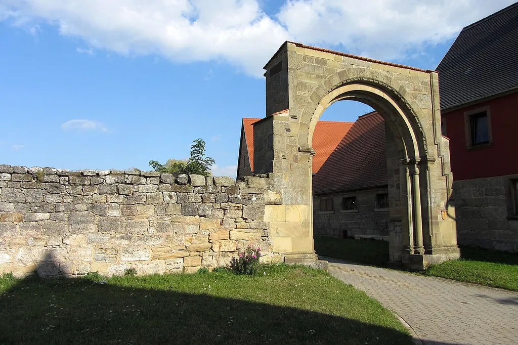 Reichardsroth: Rundbogentor aus Nordwesten
