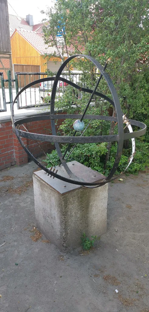 Verbogene Sonnenuhr auf dem Gelände der Adolph-Diesterweg-Schule in Wernigerode