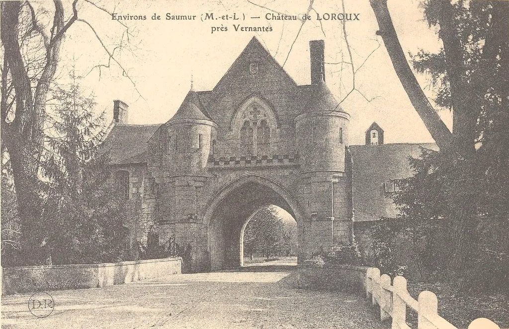 Porche de l'ancienne abbaye de Louroux (Maine-et-Loire)