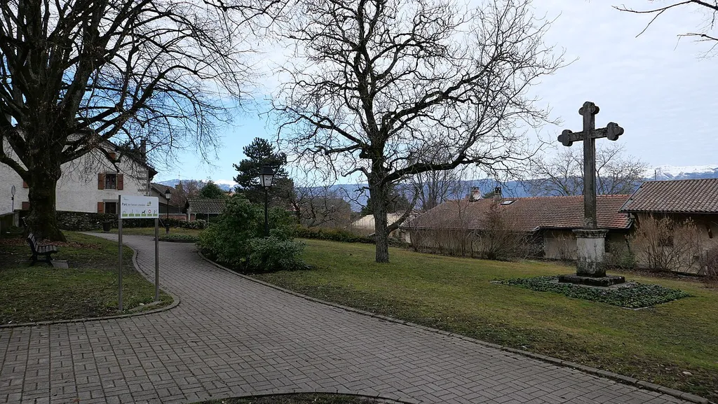 A public parc in the municipality of Bernex, canton of Geneva (Switzerland), in a place that used to be a cemetery, first recorded in 1256 and dissolved in 1897.