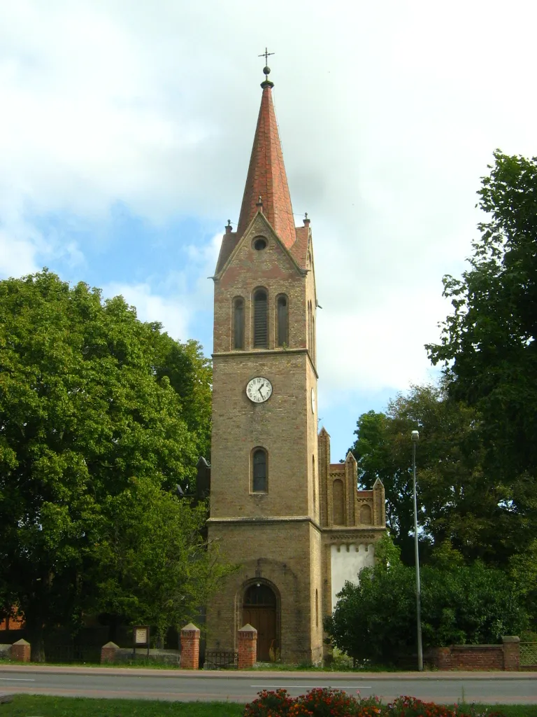 Die Dorfkirche in Belling an der Bundesstraße 109 (Gemeinde Jatznick, Landkreis Uecker-Randow, Vorpommern).