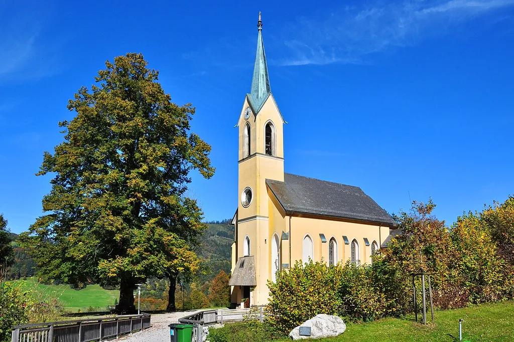Filialkirche Guggenthal der Pfarre Koppl (Heiligkreuzkirche). Bis 2009 Filialkirche der Stadtpfarre Gnigl (Stadt Salzburg). Erbaut im neugotischen Stil vom Baumeister Valentin(o) Ceconi von 1863 bis 1864.