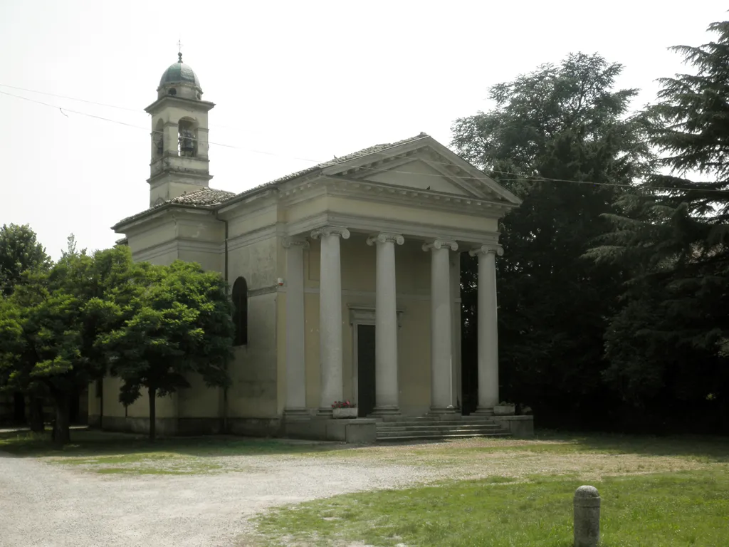 La chiesa parrocchiale della Beata Vergine Addolorata e Sant'Ambrogio Vescovo a Tormo, fraz. di Crespiatica