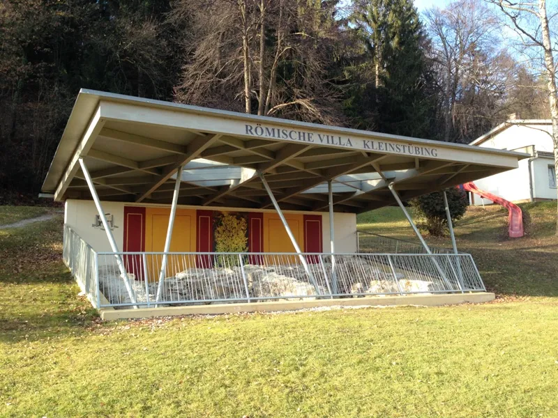 Bild des Schutzbaues über der öffentlich zugänglichen Ausgrabung der Villa Rustica Kleinstübing, der 2011 am Gelände des SOS Kinderdorfes Stübing errichtet wurde.