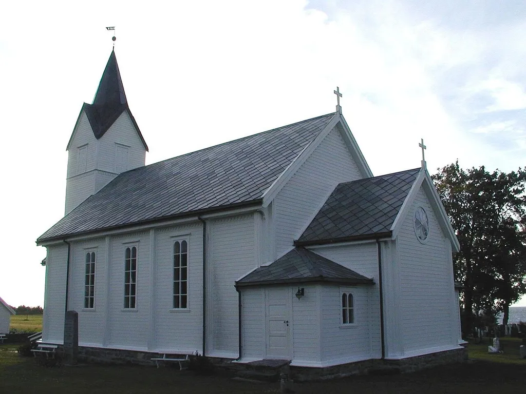 Fjørtoft kirke. Foto: Max Ingar Mørk. Fra Riksantikvarens Kulturminnesøk.