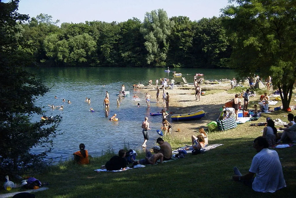Bathers at the „Uettelsheimer See“ in Duisburg in the evening hours.