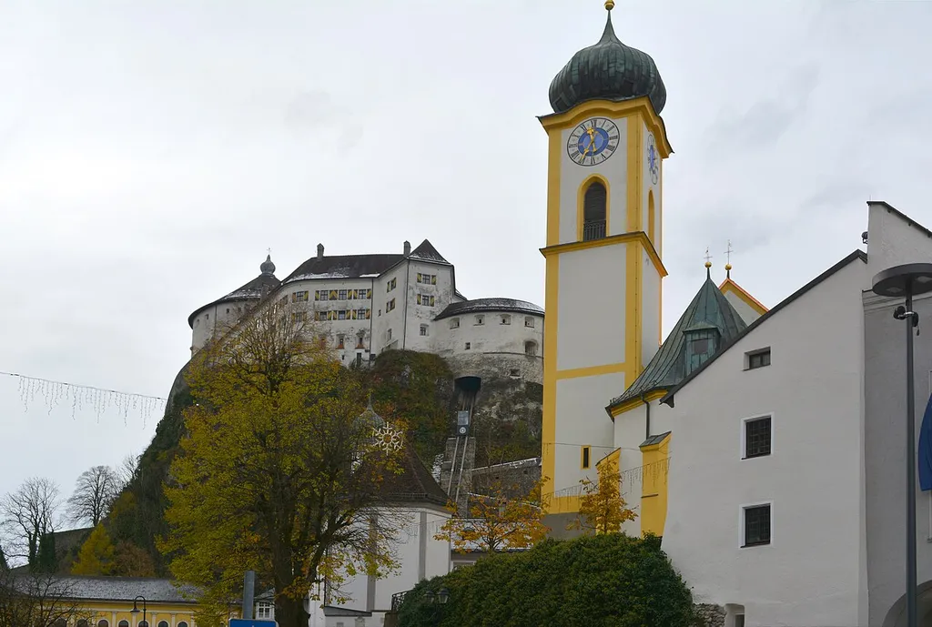 Sankt Veitkirche mit Festung Kufstein bei Tag, Kufstein, Tirol