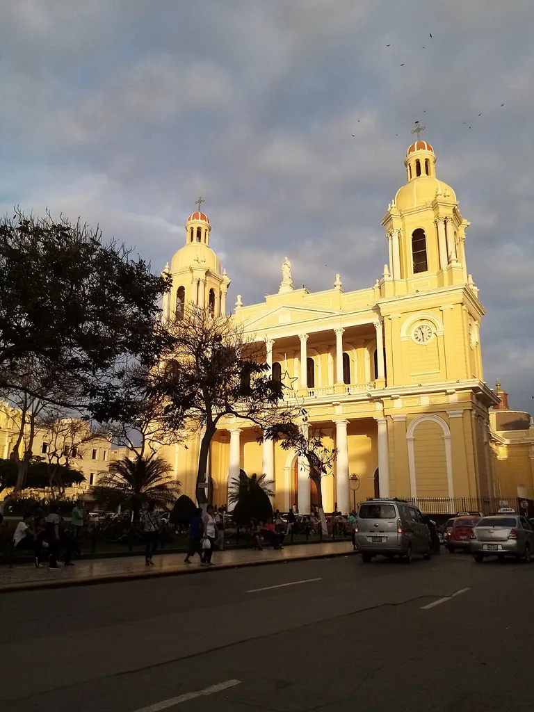 Vista exterior de la Catedral Santa María de Chiclayo.