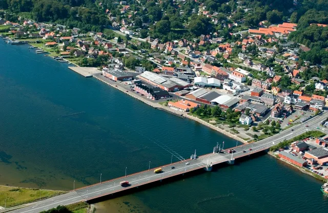 Hadsund Havn set fra sydøst i 2002.
