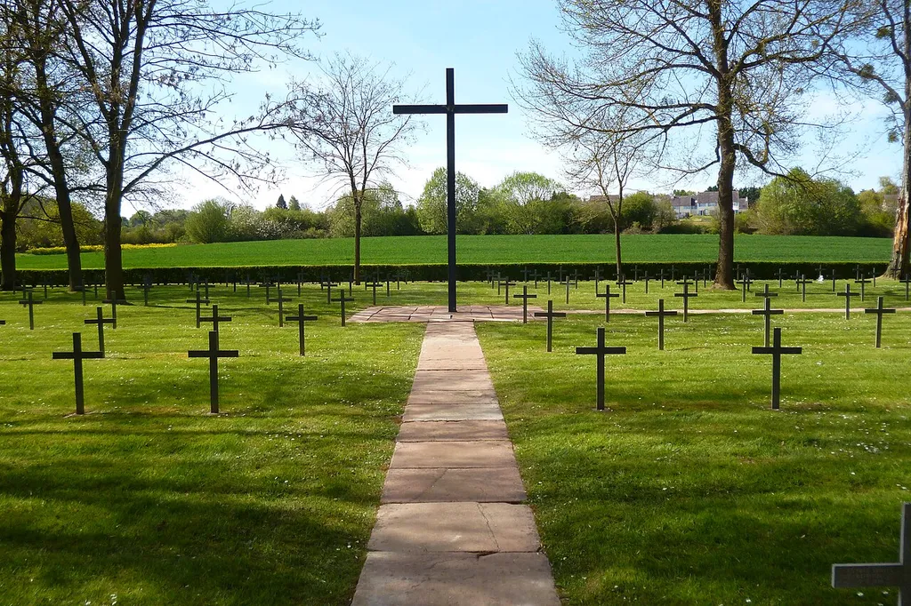 Cimetière militaire allemand de la Première Guerre mondiale, situé sur la commune de Dompierre (Oise).