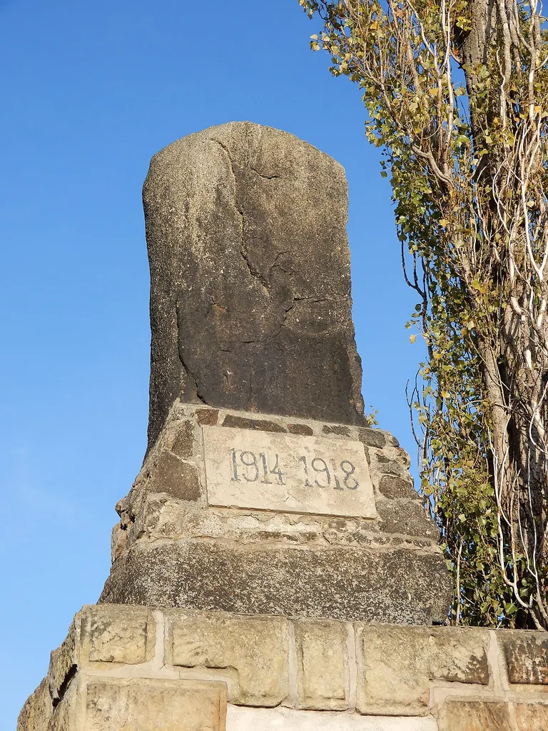 Denkmal zur Erinnerung an das Kriegsgefangenenlager Quedlinburg 1914-1922, Detail mit Jahreszahl und Menhir.