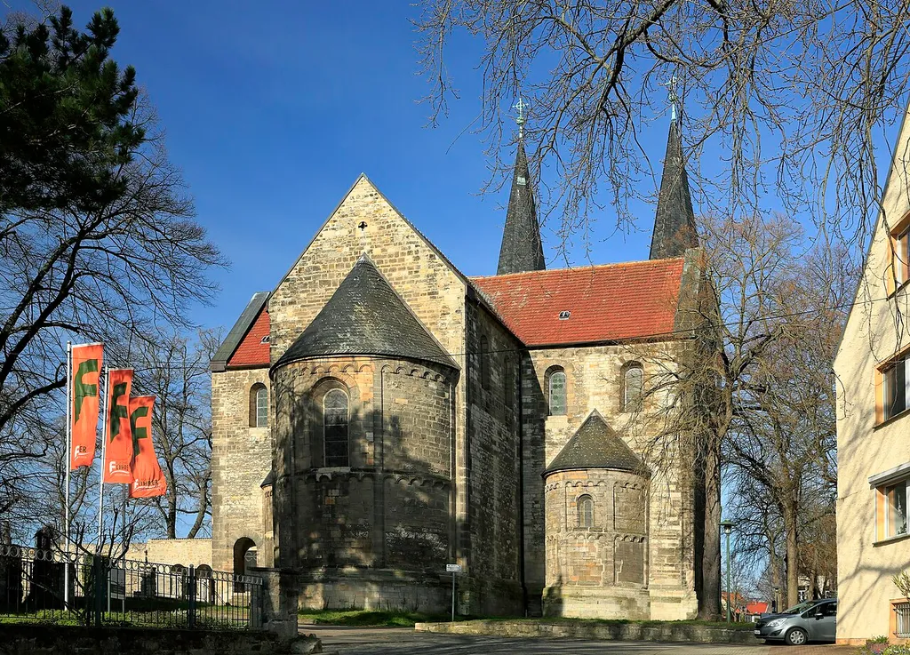 Die Ostseite mit Chorapsiden, die romanische Basilika war bis 1559 die Klosterkirche eines Benediktinerinnenklosters.