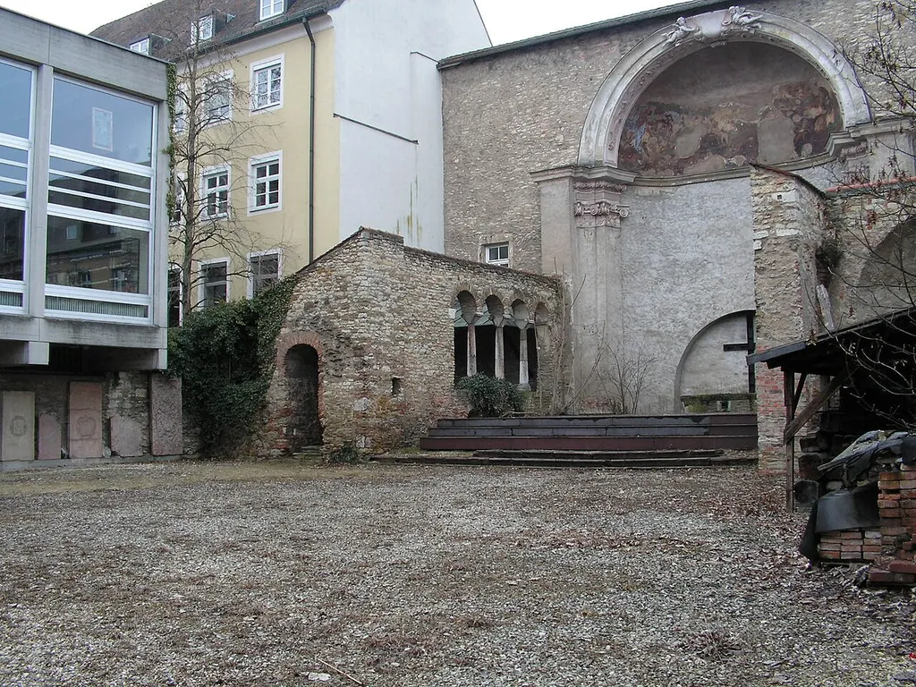 Ruine der am 13. März 1945 bei einem Luftangriff zerstörten Stiftskirche Obermünster in Regensburg.