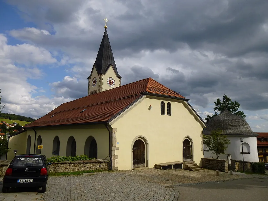 Katholische Pfarrkirche St. Englmar im Ortszentrum; erbaut 1656, über spätgotischem Bau, Turm 1892, Langhauserweiterung 1901; mit Ausstattung. Friedhofskapelle St. Englmar, ovaler Zentralbau um 1700. Liste der Baudenkmäler in Sankt Englmar.