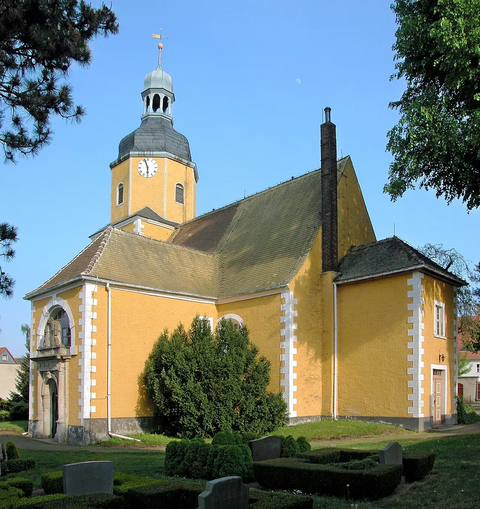 03.05.2009 04808 Sachsendorf (Wurzen), Am Ring: Evangelische Dorfkirche (GMP: 51.317115,12.858401), Ursprünge im 13. oder 14 Jahrhundert, vielfach umgebaut. Chorturmkirche. [DSCN37236-37237.TIF]20090503640MDR.JPG(c)Blobelt