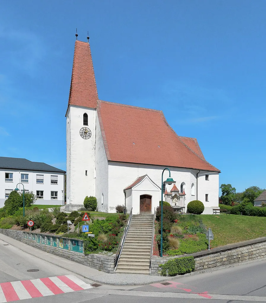 Südansicht der röm.-kath. Pfarrkirche hl. Jakobus der Ältere in der niederösterreichischen Marktgemeinde Zeillern.Eine spätgotische Staffelkirche mit einem steilen Satteldach und eingezogenem Chor, die mehrmals umgebaut und von 1889 bis 1899 regotisiert wurde. Der vorgestellte Westturm stammt aus dem 14. Jahrhundert und das steile Keildach wurde im 19. Jahrhundert aufgesetzt.