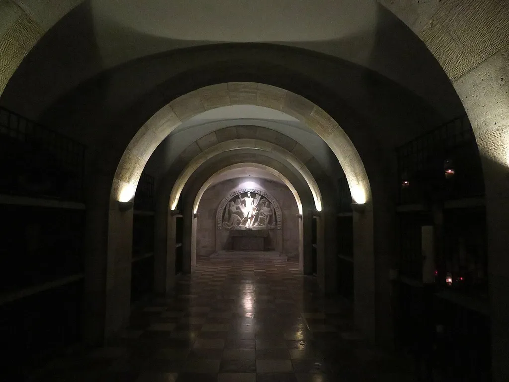 Seitengang der Katakomben im Untergeschoss des Wiener Stephansdoms