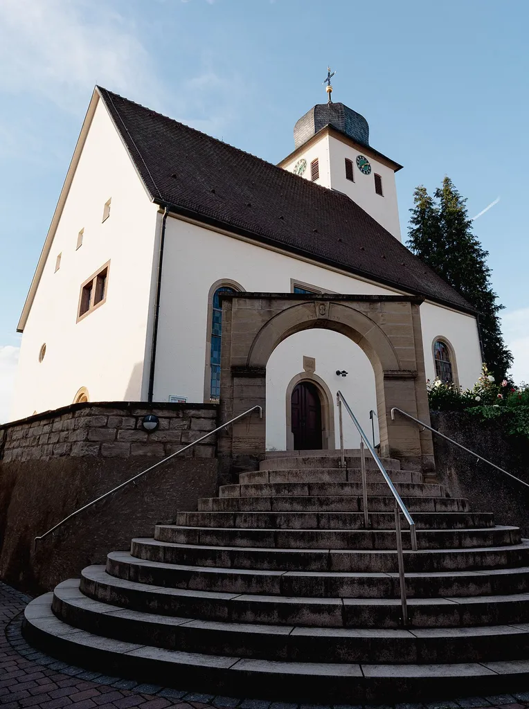 Stufen zum Eingang der Nikolauskirche