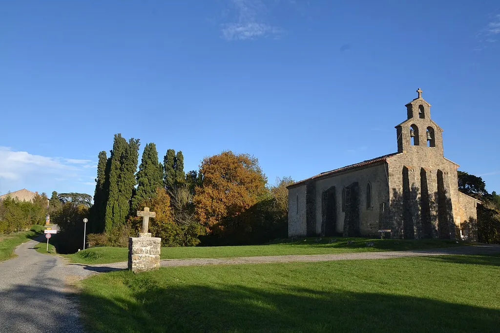 Croix et église Sainte-Marie à Malegoude (Ariège, France).